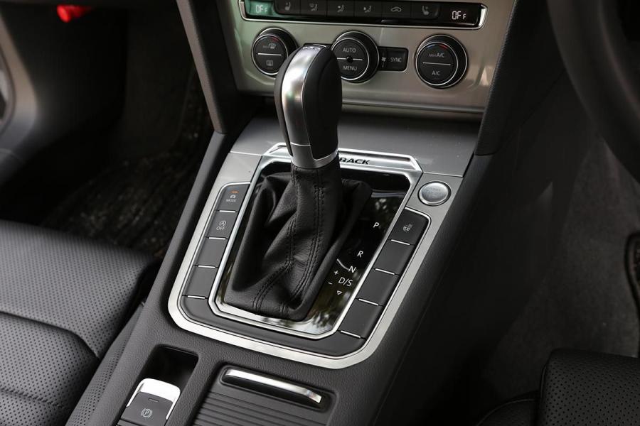 Детали интерьера Volkswagen Passat Alltrack (B8) 2015 года  (JP) (фото 18 из 19)